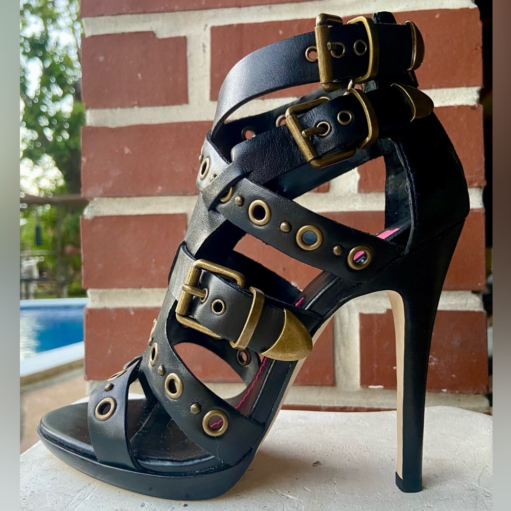 DOLCE VITA  BLACK LEATHER STRAPPY SANDALS  HEELS — GROMMETS & BUCKLES - NEW -  7
